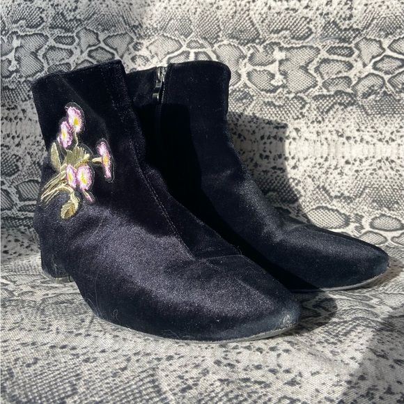 Velour ankle booties with floral design - Picture 6 of 6